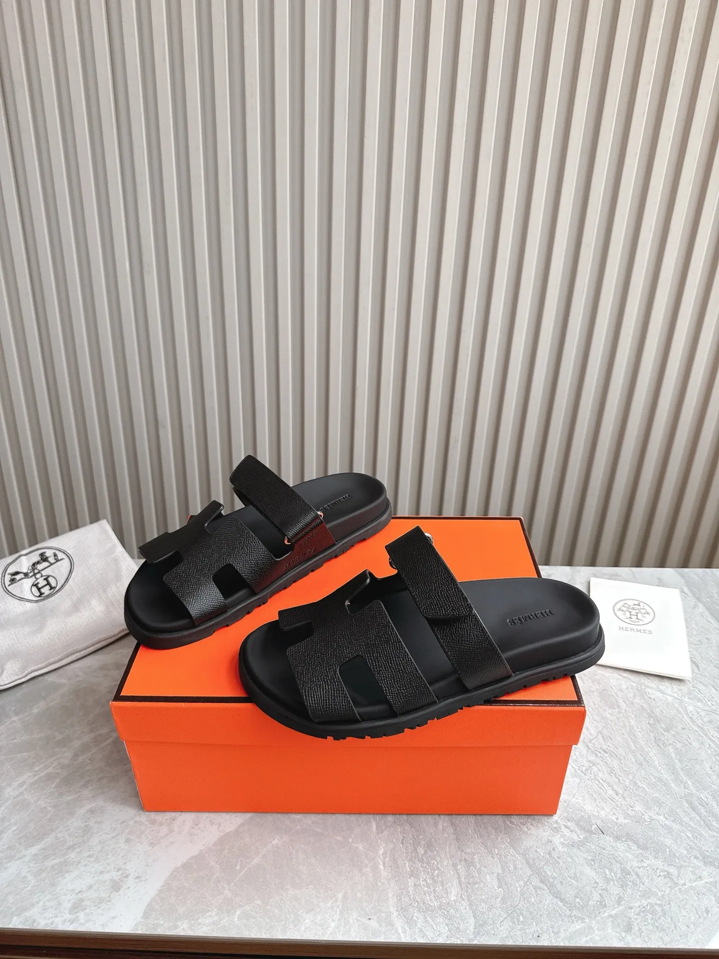 p480🐮🐮Couple model (top version) H family 2024 spring and summer new style HERMES Hermes' recently popular couple model pig nose angle sandals and slippers, paired with various colorful socks, popular. Upper: imported original deerskin (the genuine leather edging is not ordinary super migration). Lining: imported genuine leather. Outsole: Tpu non-slip and wear-resistant outsole. Size: Female 35-42 (40/42 non-returnable and non-exchangeable) Male size: 39-45 (45 non-refundable and non-exchangeable)